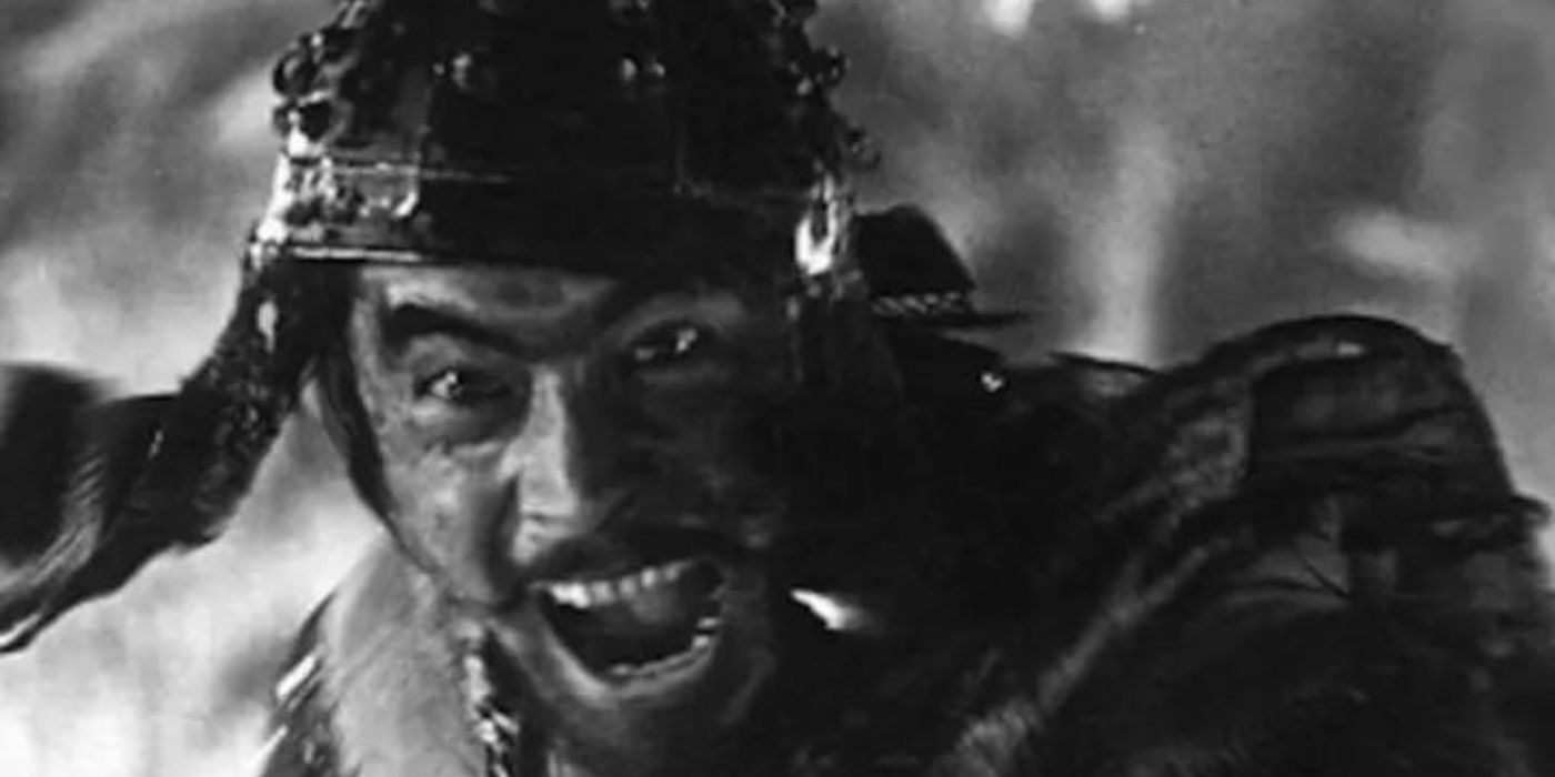 Toshiro Mifune como Kikuchiyo grita em uma cena de Seven Samurai.
