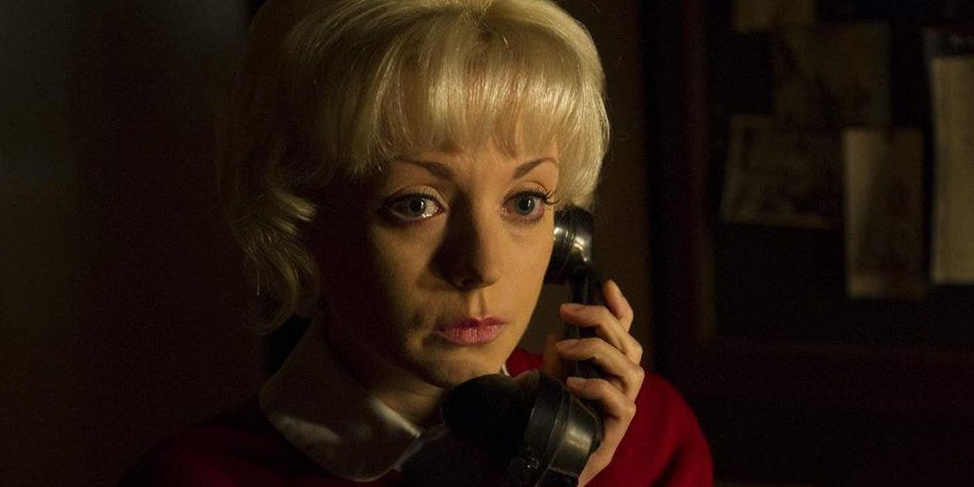 Trixie Franklin ao telefone em Call the Midwife