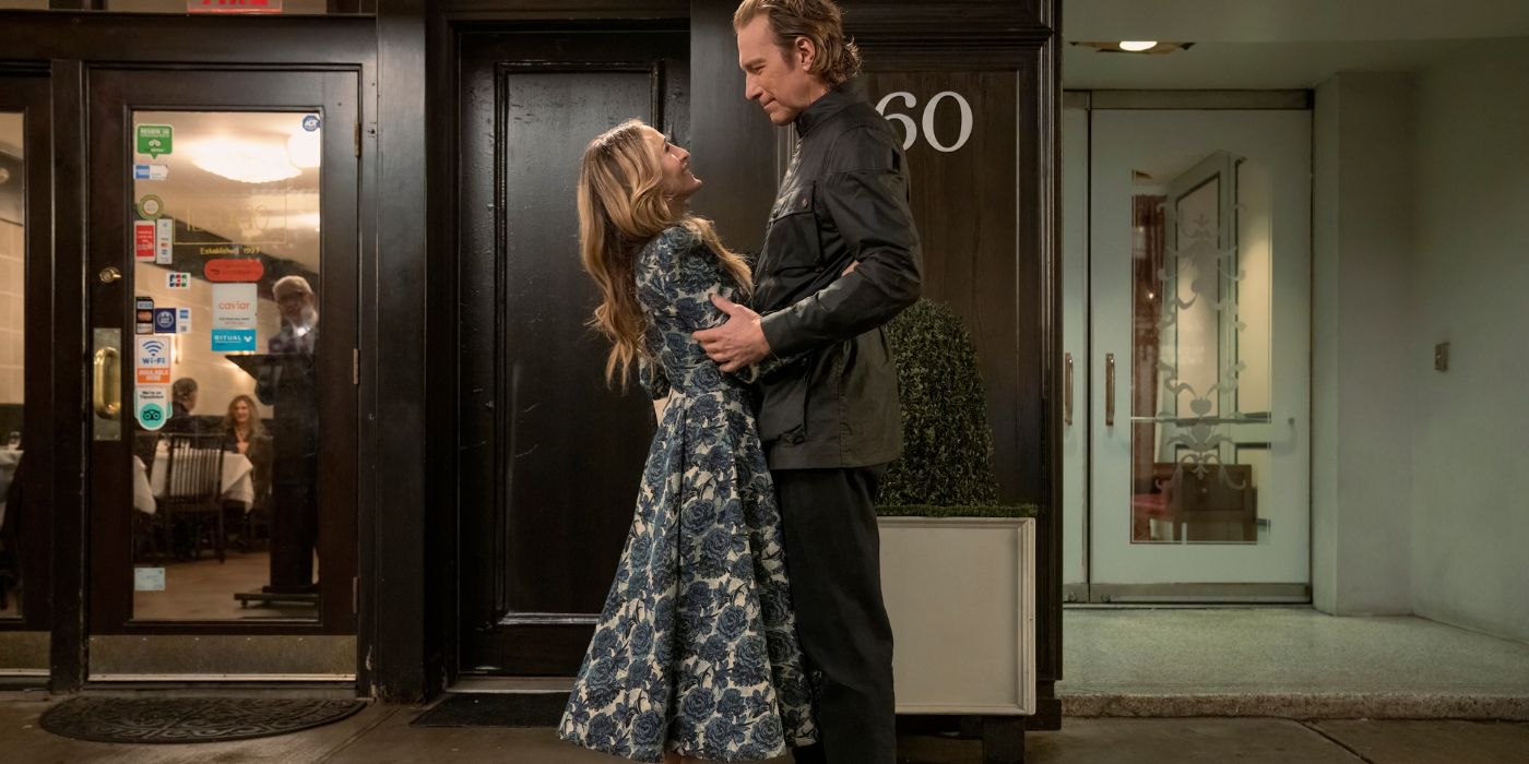 Carrie e Aidan se abraçando em uma rua de Nova York na 2ª temporada de And Just Like That