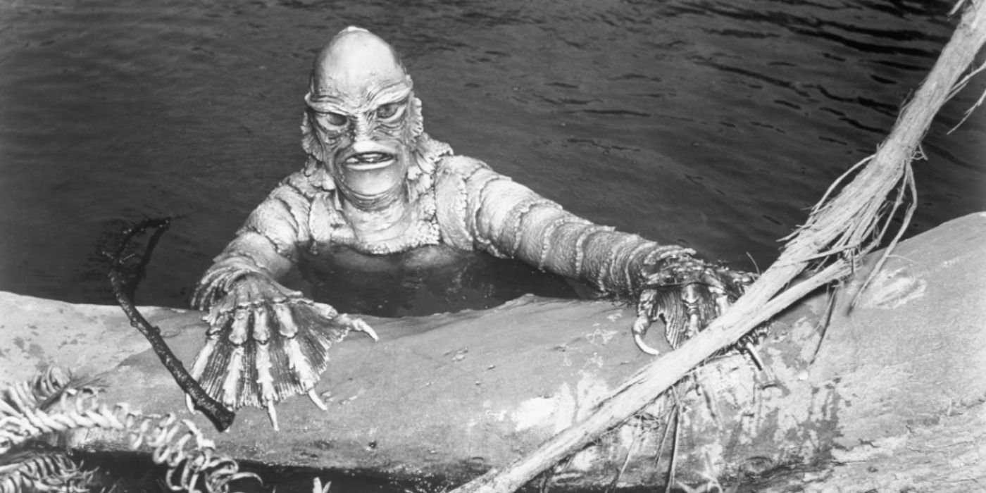 Gill-man saindo da água no filme de 1954, Creature From The Black Lagoon