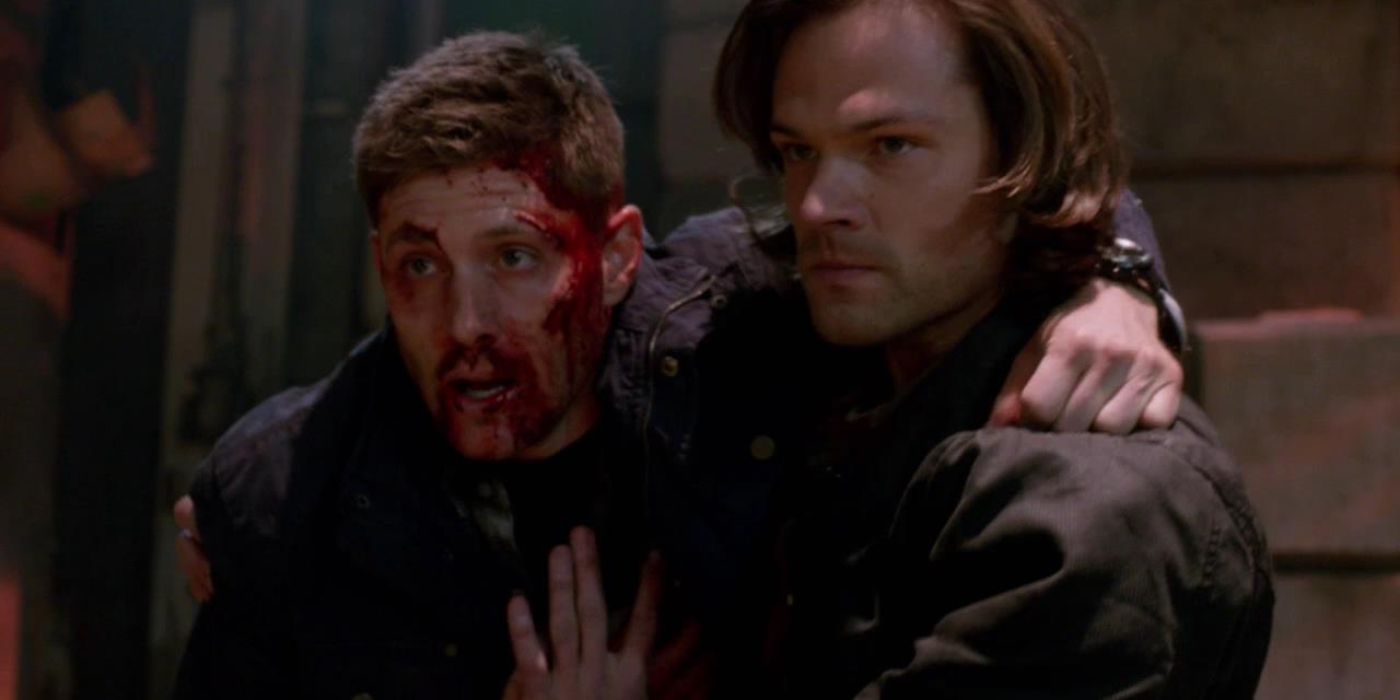 Sam segurando Dean com o rosto ensanguentado em Supernatural