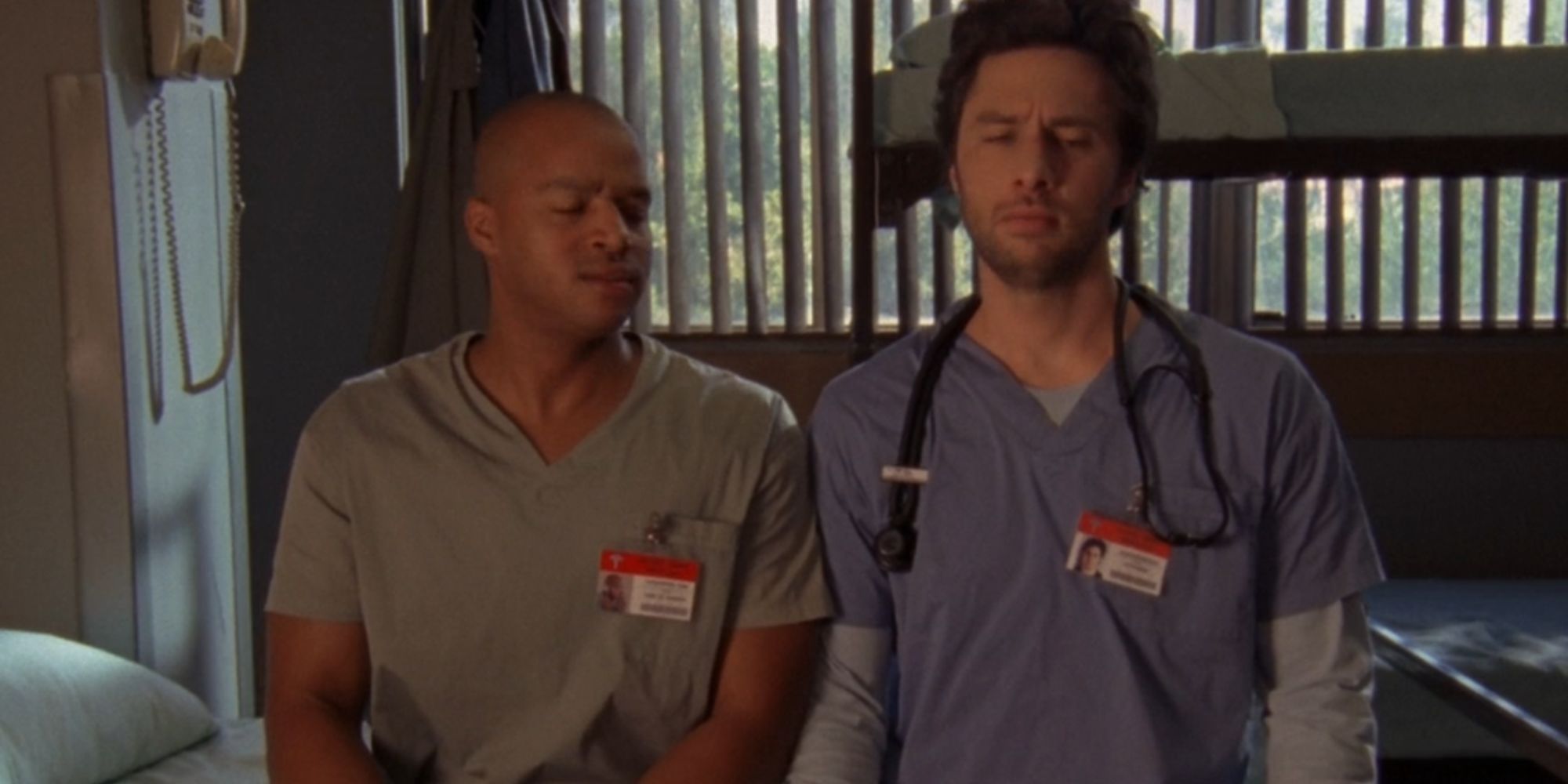 Donald Faison as Turk sitting next to Zach Braff as JD in Scrubs