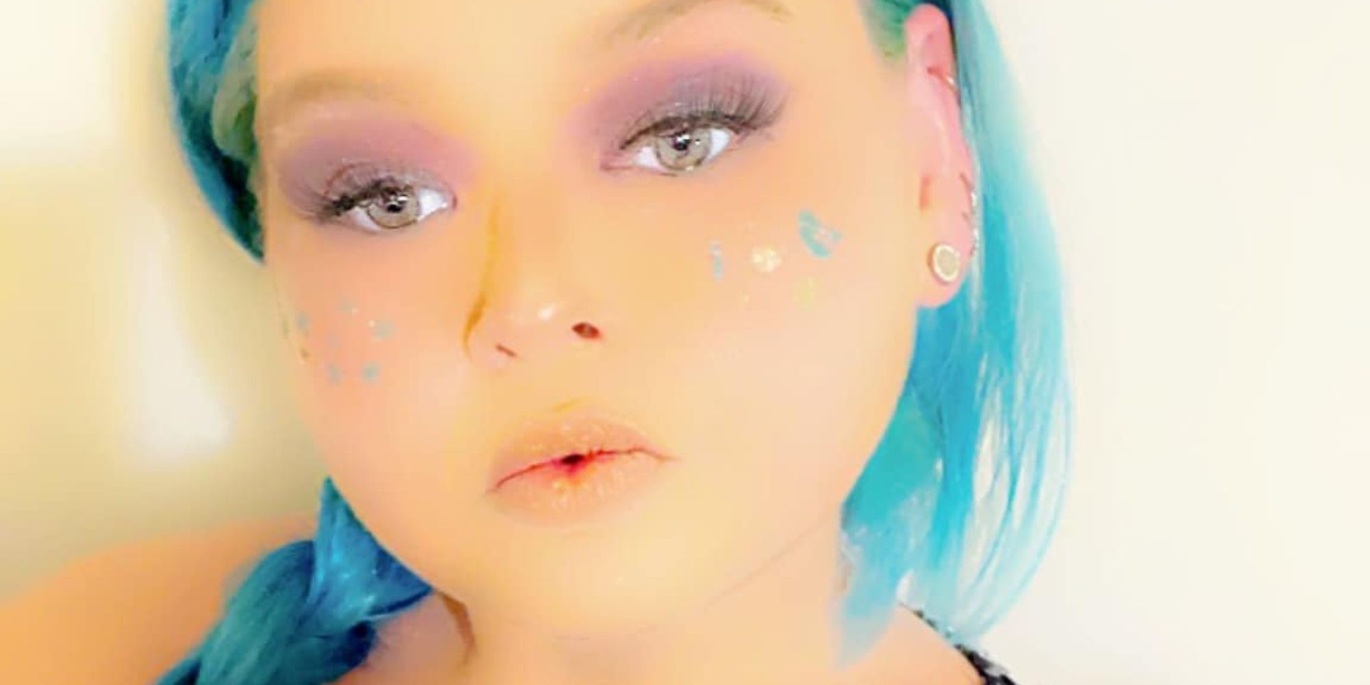 1000-lb sisters amy slaton in filtered photo with blue hair and full makeup