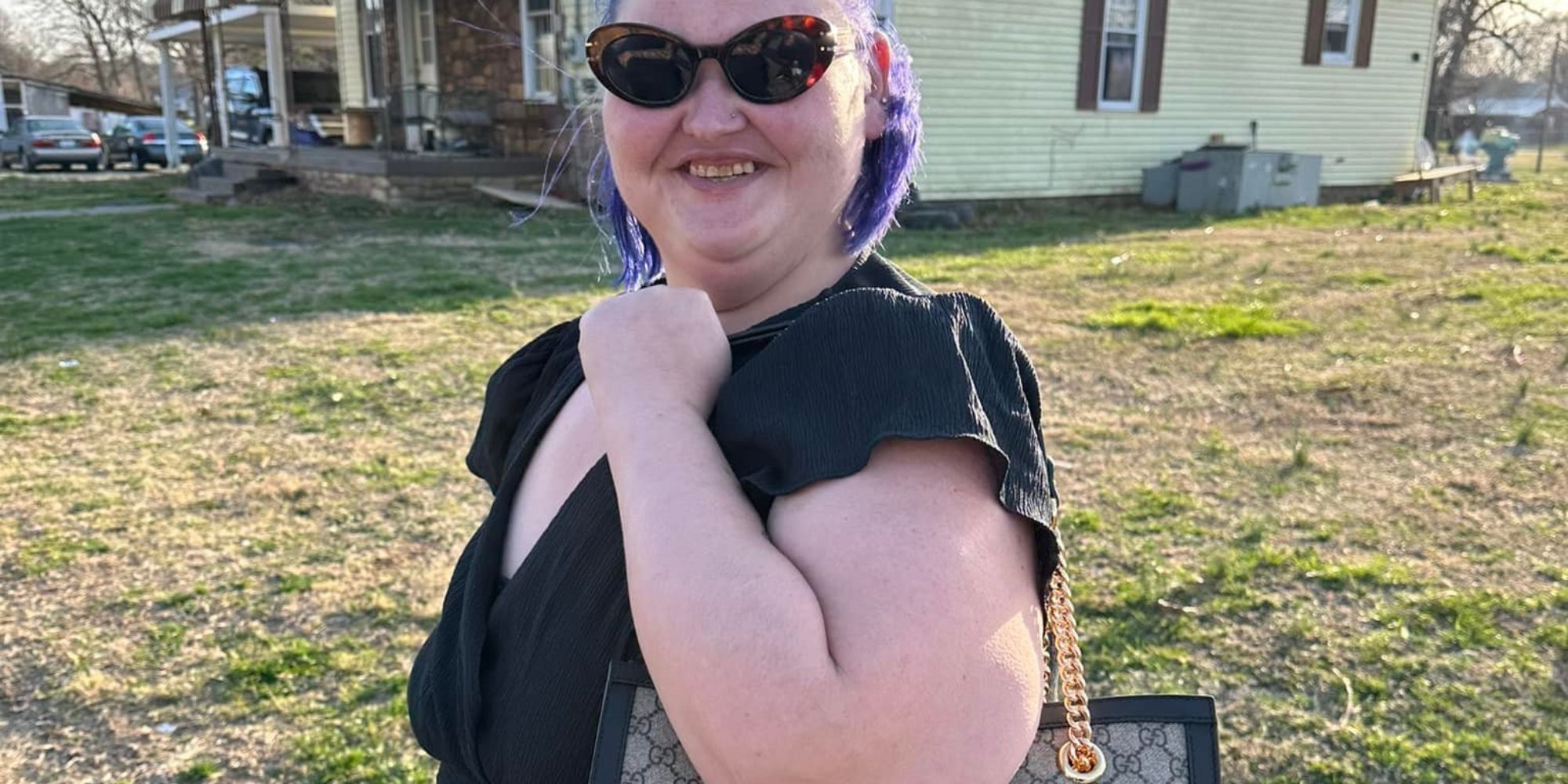 1000-lb sisters amy slaton showin goff a gucci tote while wearing sunglasses and psing in front of house