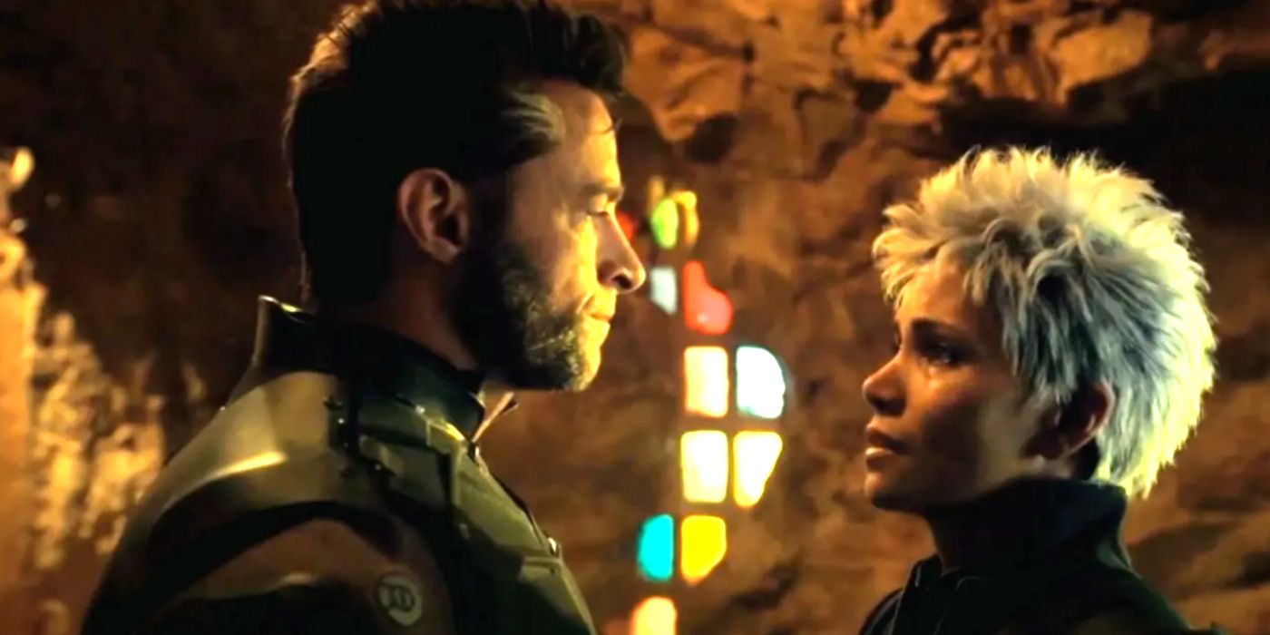 Hugh Jackman como Wolverine prestes a beijar Tempestade de Halle Berry em uma cena excluída de X-Men: Dias de um Futuro Esquecido