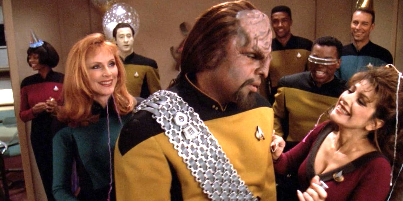 Gates McFadden como Dr. Crusher, Michael Dorn como Worf, Marina Sirtis como Conselheira Troi