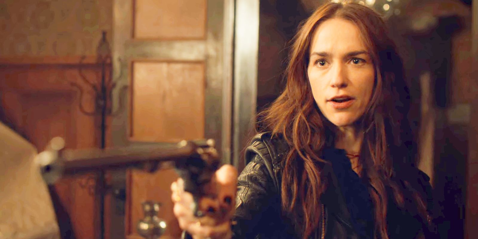 Wynonna Earp está de pie con su arma