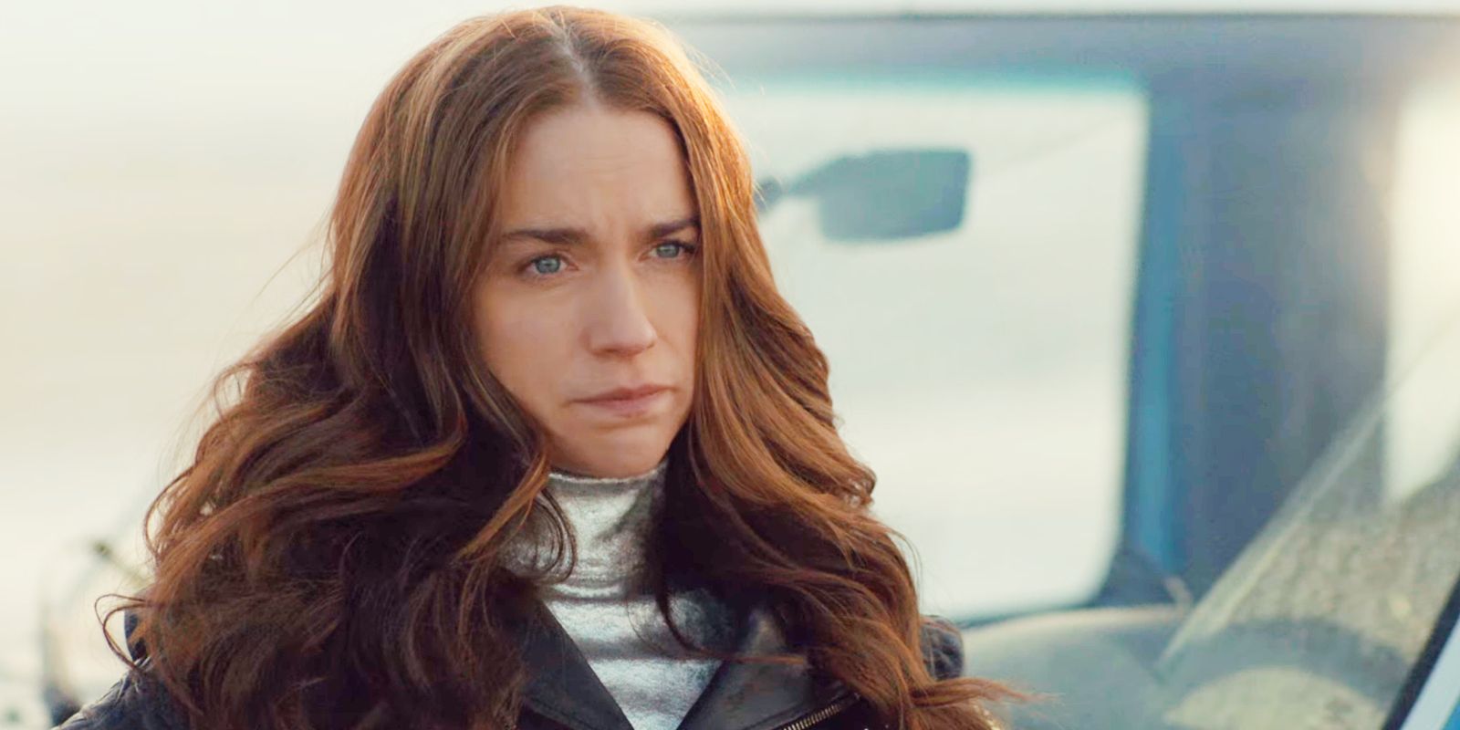 Wynonna Earp con una mirada severa a Wynonna Earp