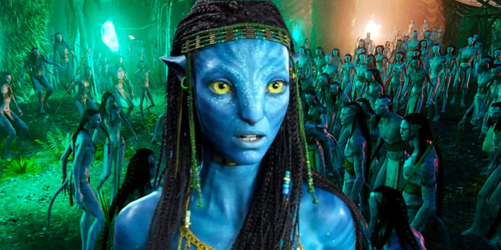 Zoe Saldaña como Neytiri parecendo surpresa na frente de um clã Na'vi em Avatar