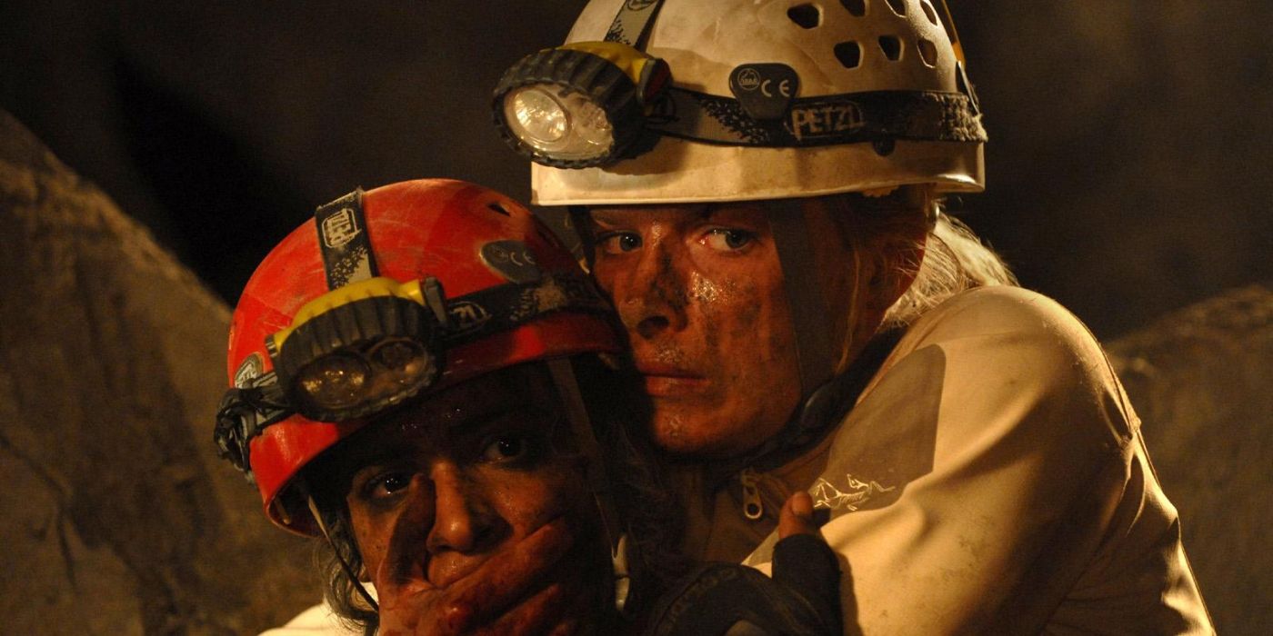 Sarah (Shauna Macdonald) mantiene su mano sobre Ellen (Kristen Cummings) en The Descent Part 2