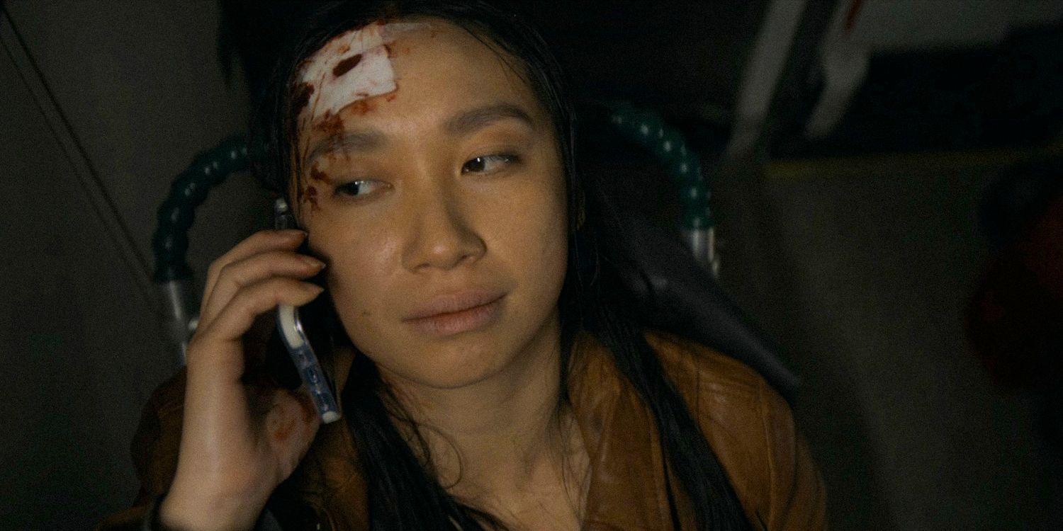 Jin Cheng com um ferimento na testa falando ao telefone em problema de 3 corpos