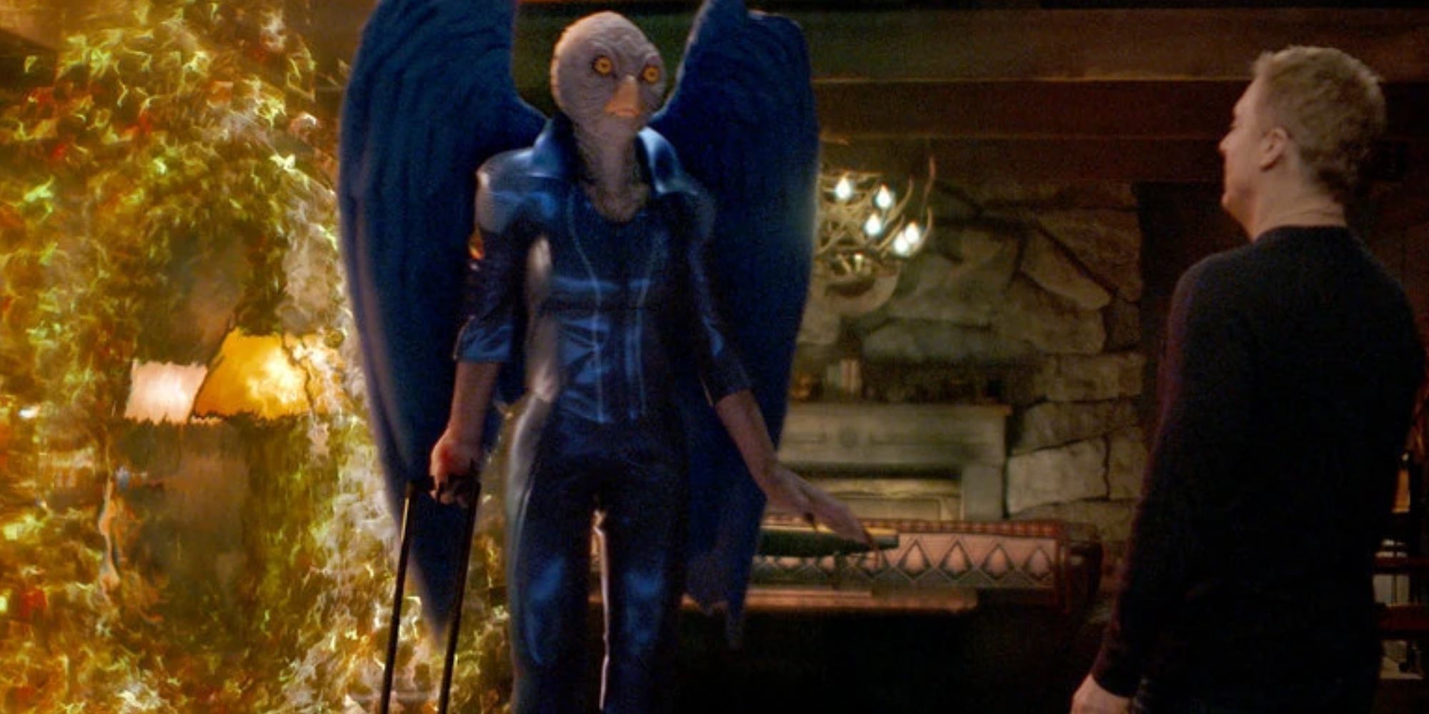 Alan Tudyk como Harry Vanderspeigle observando Heather em sua forma Blue Avian emergir de um portal em Resident Alien