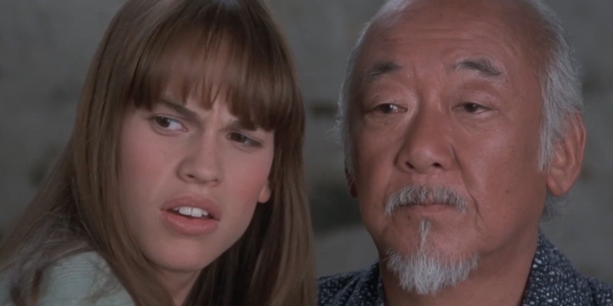 Hilary Swank como Julie Pierce em The Next Karate Kid com Pat Morita como Sr. Miyagi