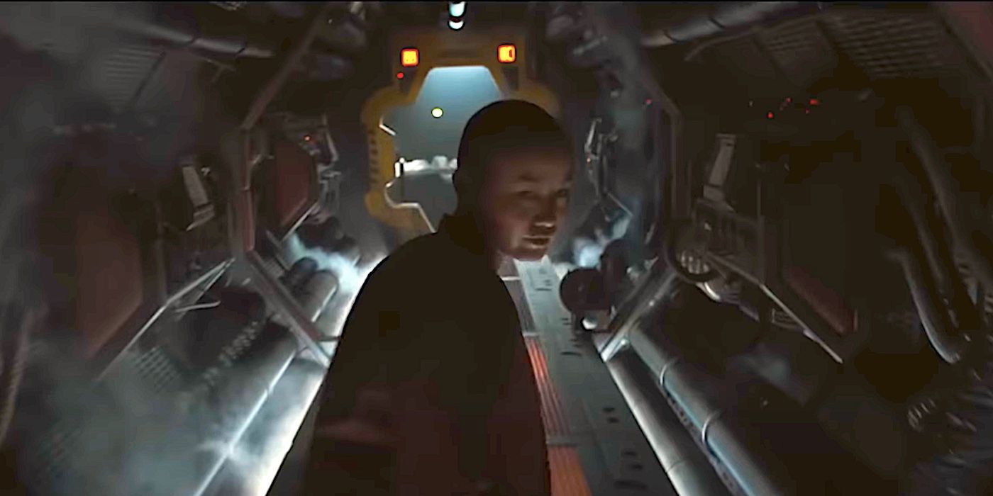 Um personagem olha para trás em um corredor de nave espacial no teaser trailer de Alien Romulus