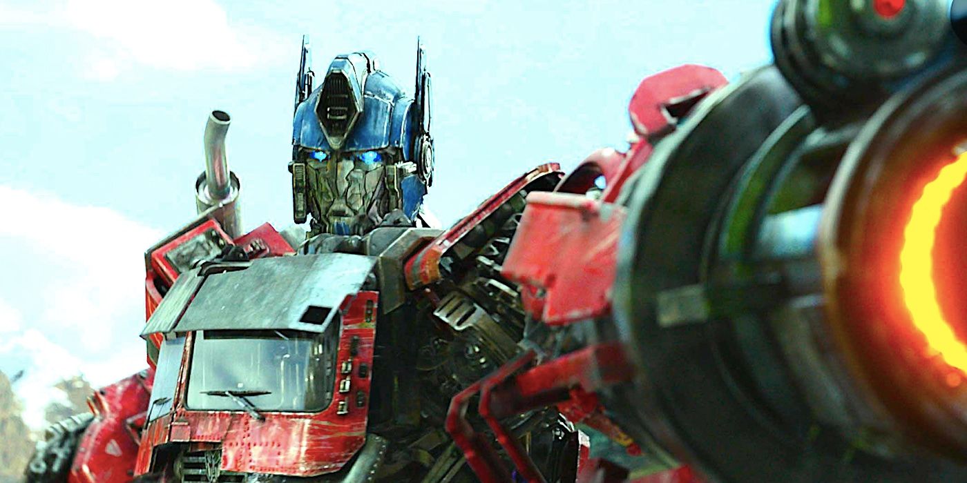 Um Optimus Prime carrancudo aponta um canhão para o espectador em Transformers Rise of the Beasts
