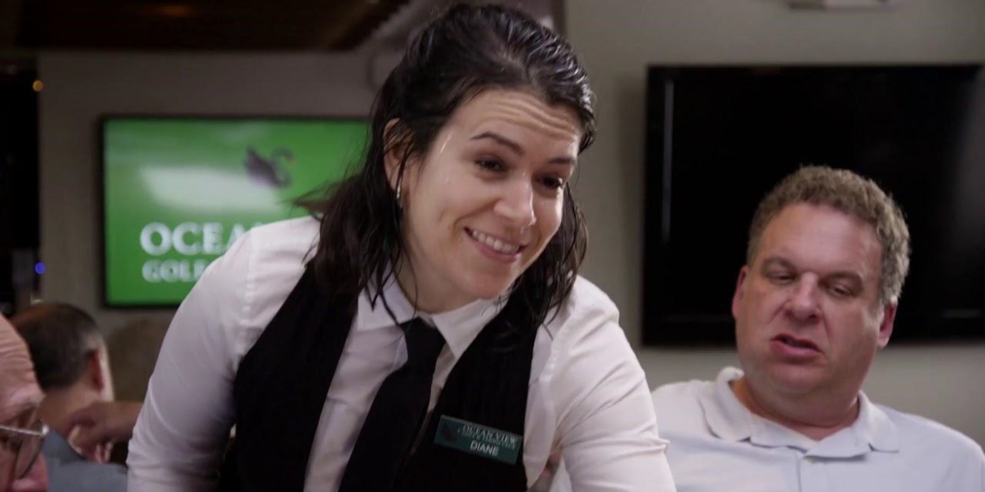 Abbi Jacobson como garçonete em Curb Your Enthusiasm