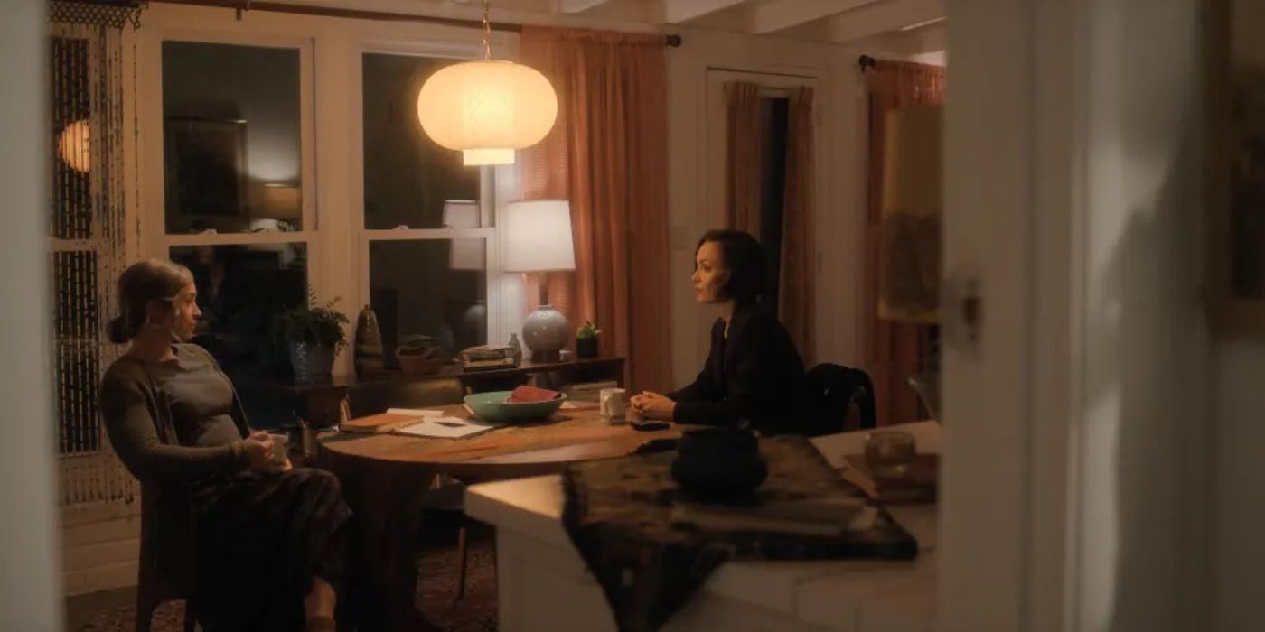 Amber Stevens (Madeline Bertani) e Karen Baldwin (Shantel VanSanten) conversando em uma mesa no episódio 8 da 3ª temporada de For All Mankind.