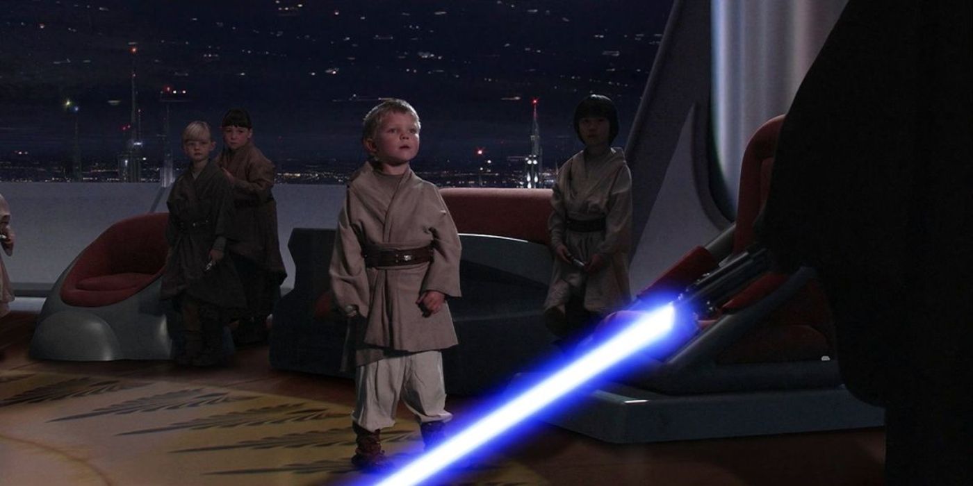 Anakin Skywalker acendendo seu sabre de luz em uma sala cheia de filhotes.