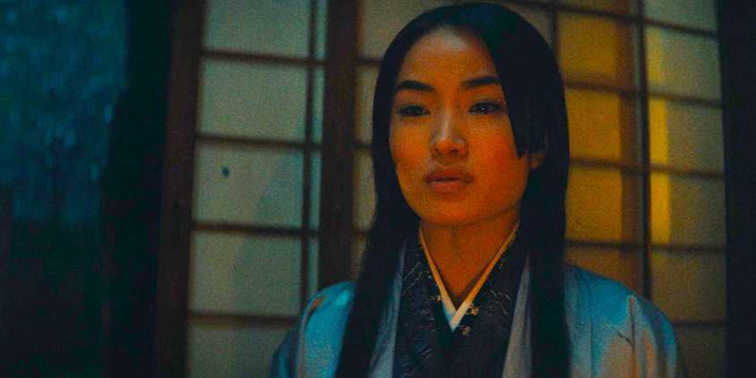 Anna Sawai as Mariko in dim lighting telling a story in Shogun episode 5