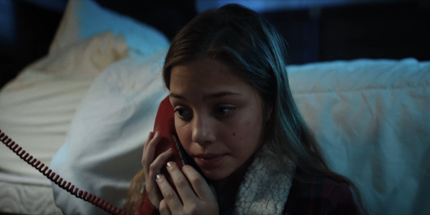 Annie (Aria Walters) ao telefone em They Hear It.