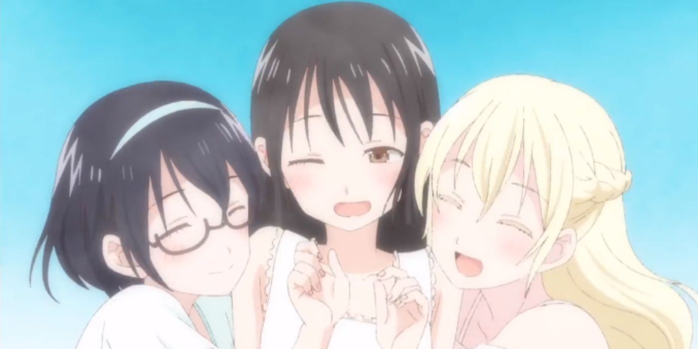 Asobi Asobase - Olivia, Kasumi e Hanako compartilhando um abraço e rindo 