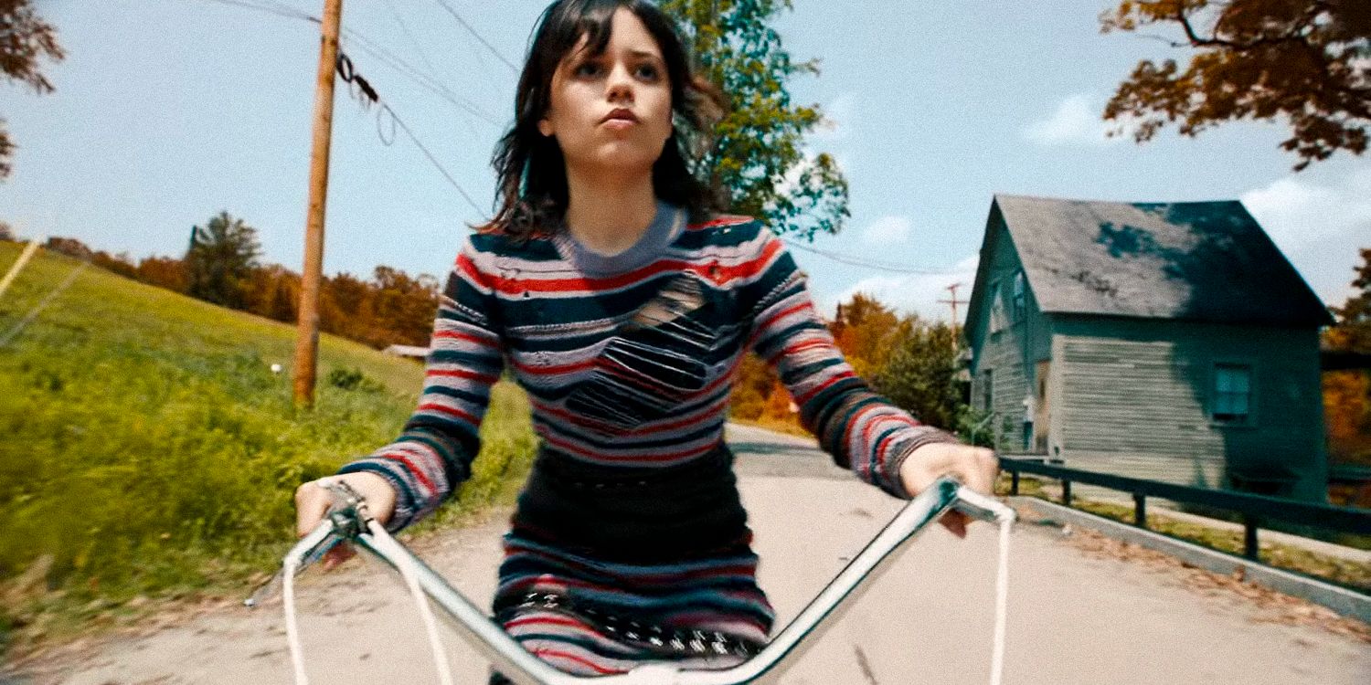 Jenna Ortega como Astrid Deetz andando de bicicleta em Beetlejuice 2
