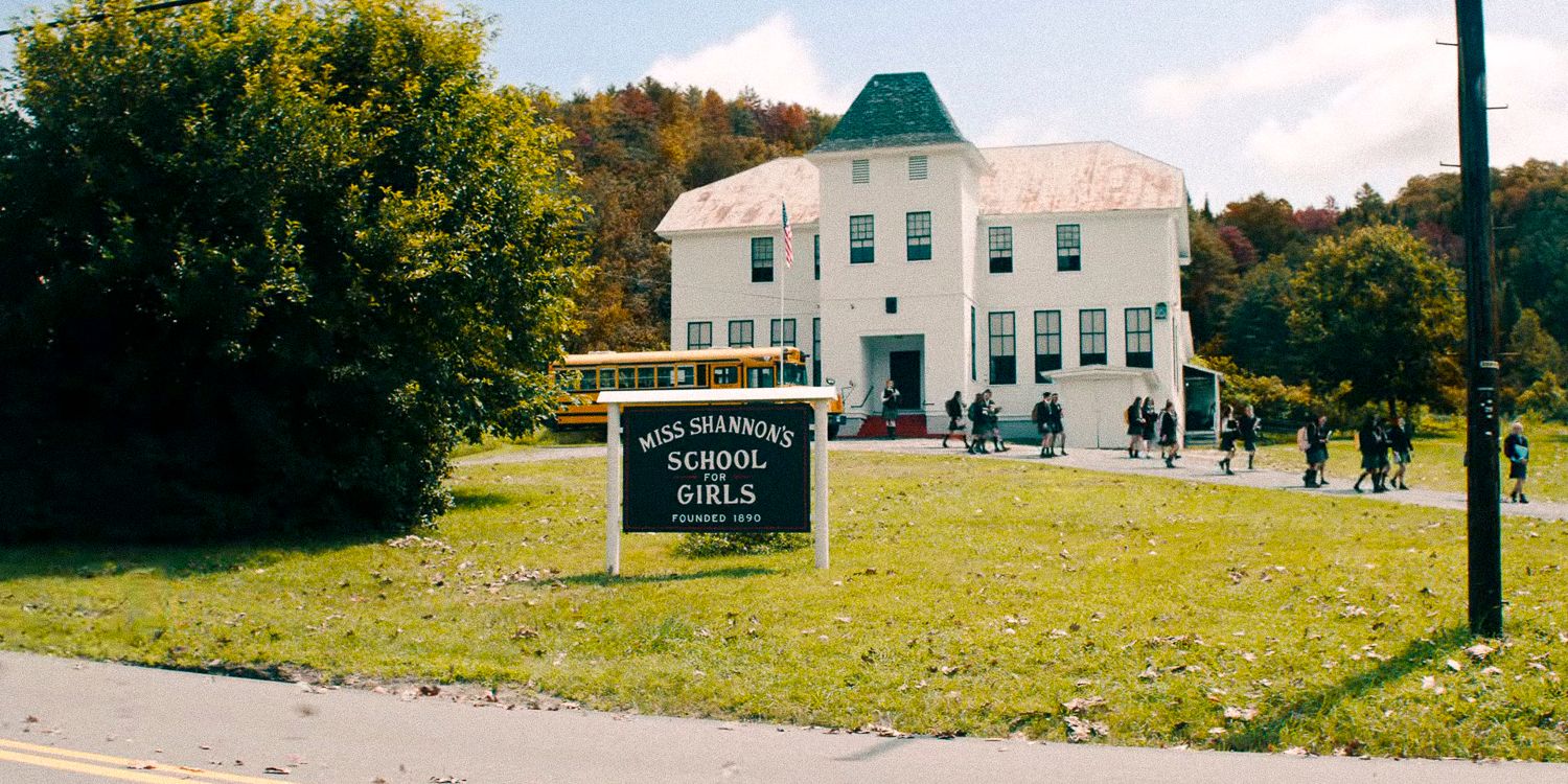 La escuela para niñas de la señorita Shannon en Beetlejuice 2