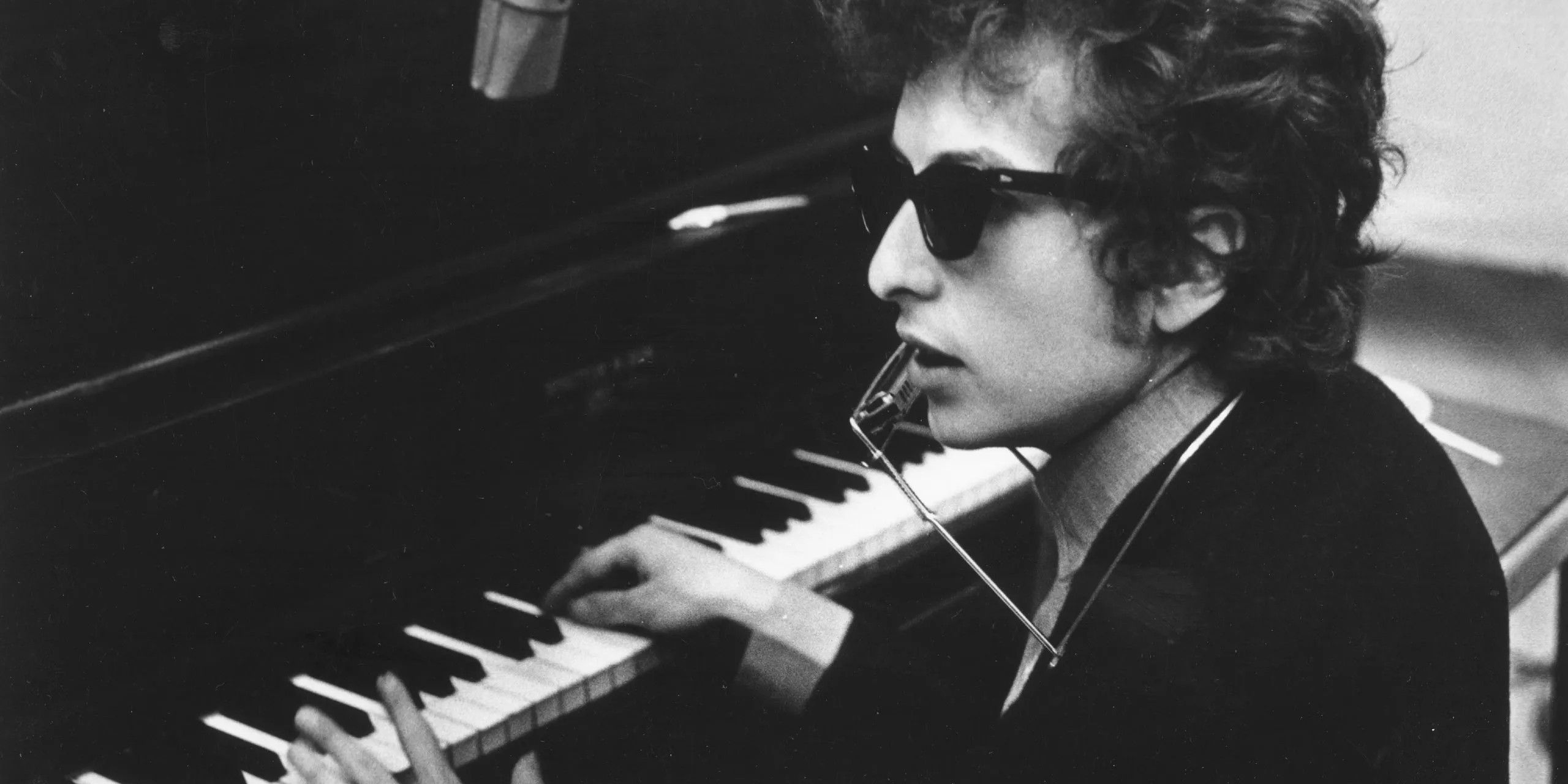 Bob Dylan playing the piano