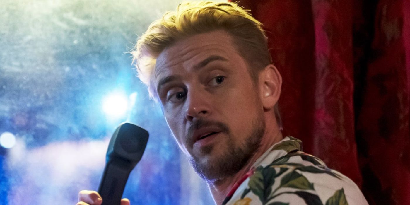 Boyd Holbrook como Clement Mansell ao telefone em Justified City Primeval.