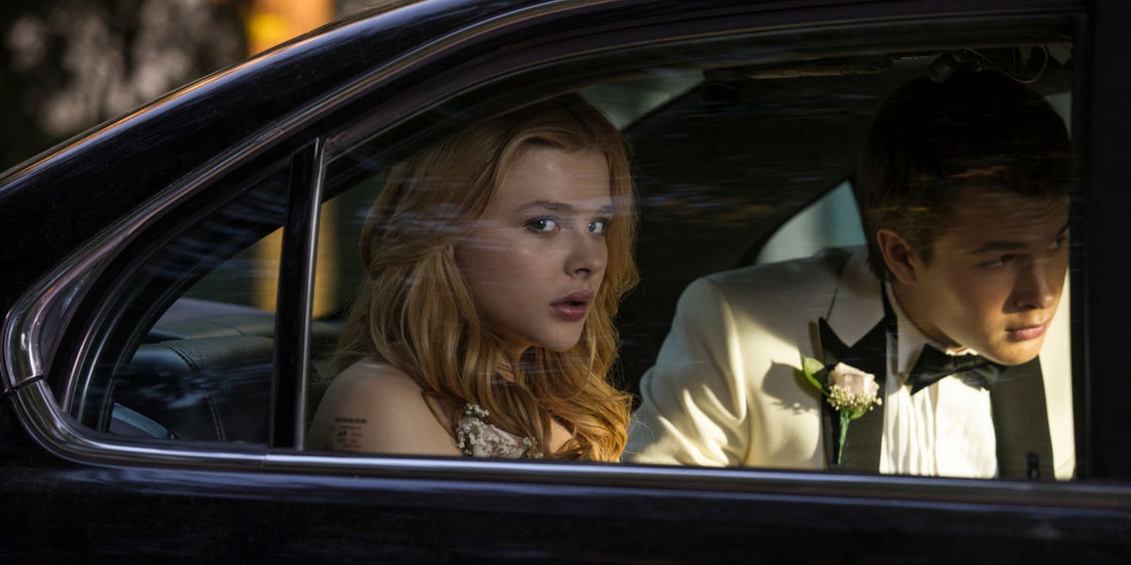 Carrie sits in a car with Tommy in Carrie.