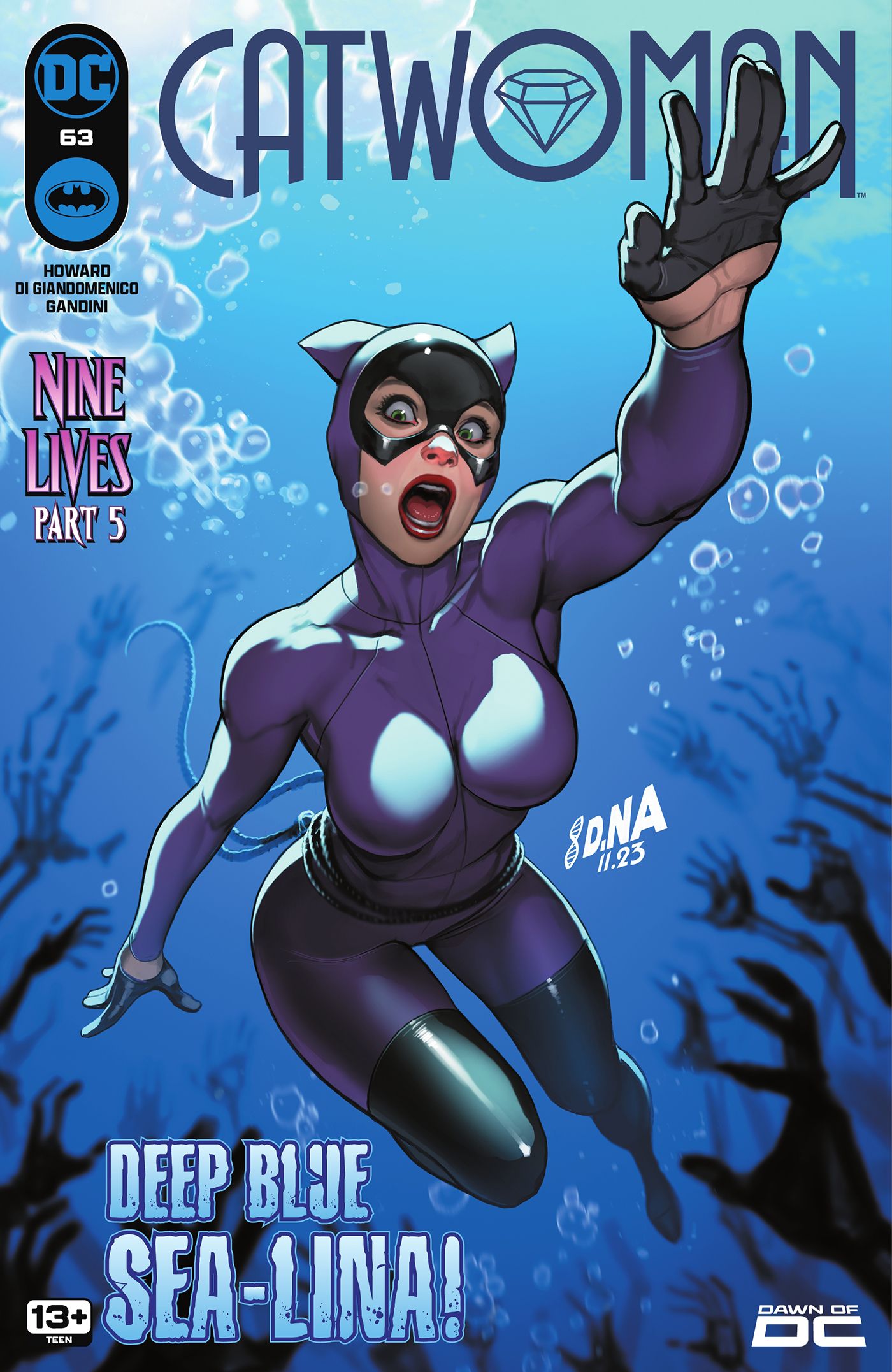 Capa da Mulher-Gato # 63 de David Nakayama - Selina com a fantasia roxa respira fundo debaixo d'água