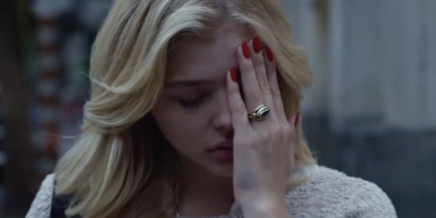 Chloe Grace Moretz as Susannah Calahan with her hand to her head in Brain on Fire