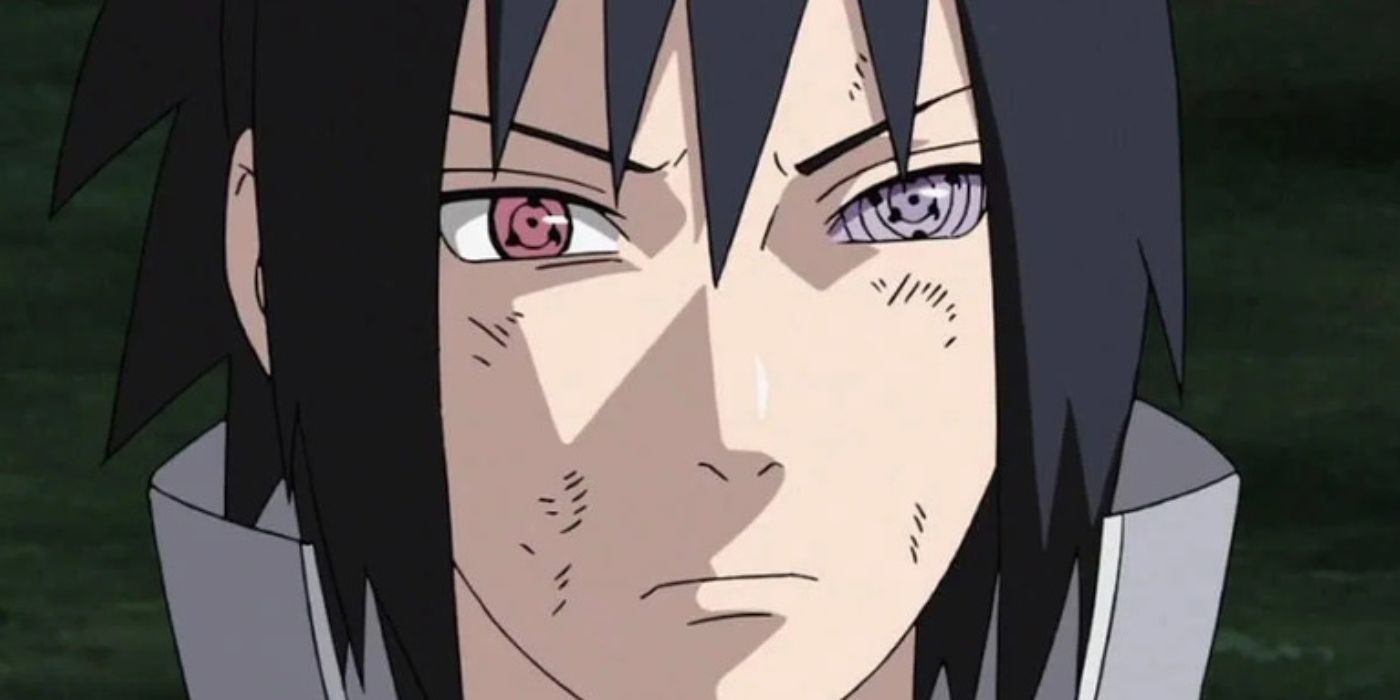 Close do rosto de Sasuke com sharringan e rinnegan, sujo de uma batalha 