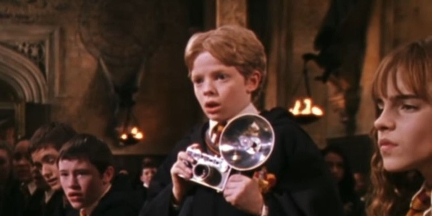 Hugh Mitchell como Colin Creevey e sua câmera em Harry Potter e a Câmara Secreta
