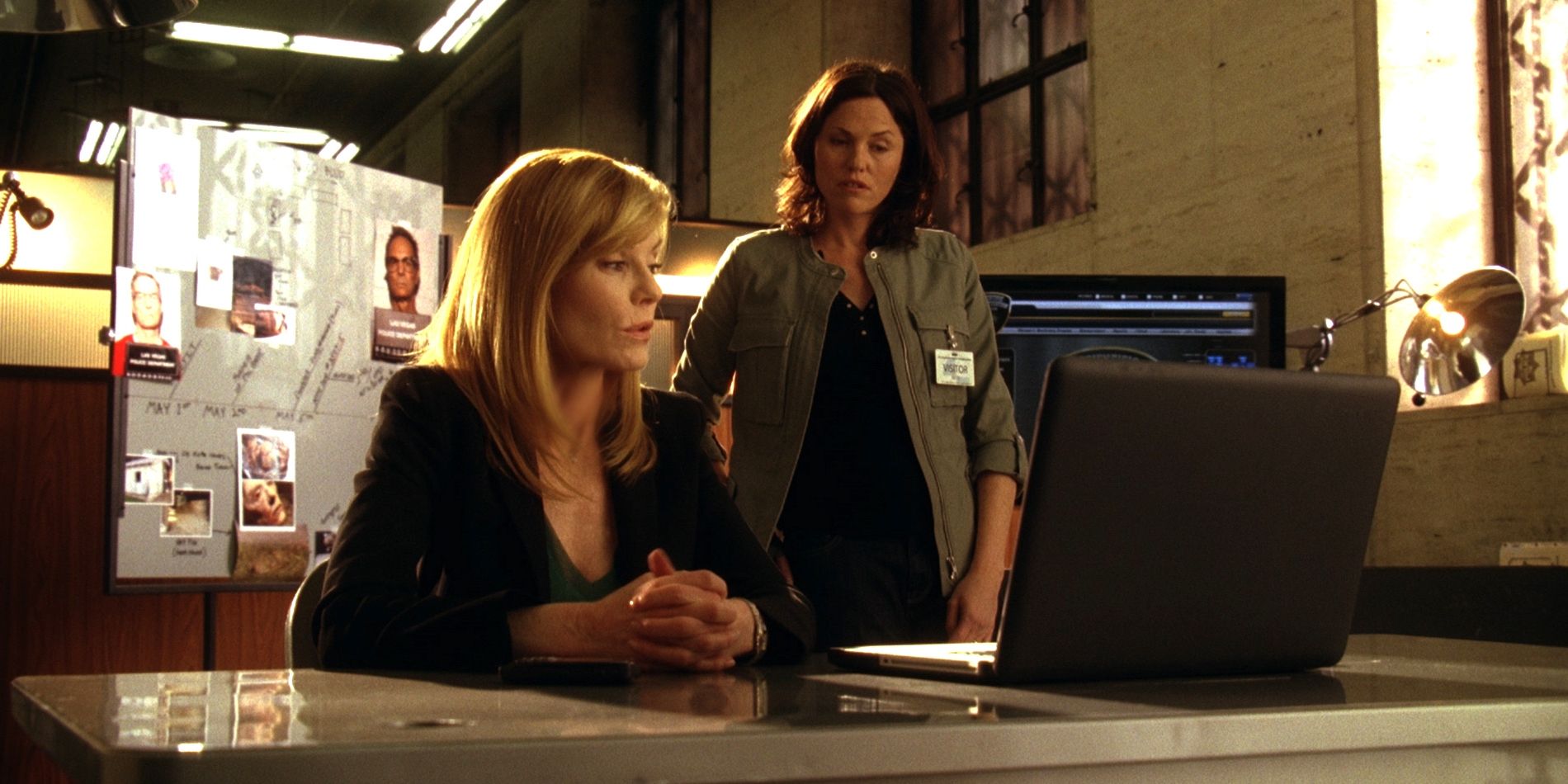 Catherine Willows sitting down talking to Sara Sidle in CSI