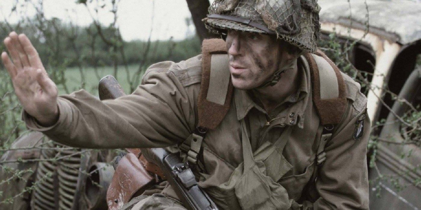 Damien Lewis as Dick Winters commanding on the battlefield in Band of Brothers