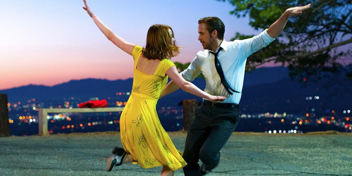 Emma Stone e Ryan Gosling estão dançando.