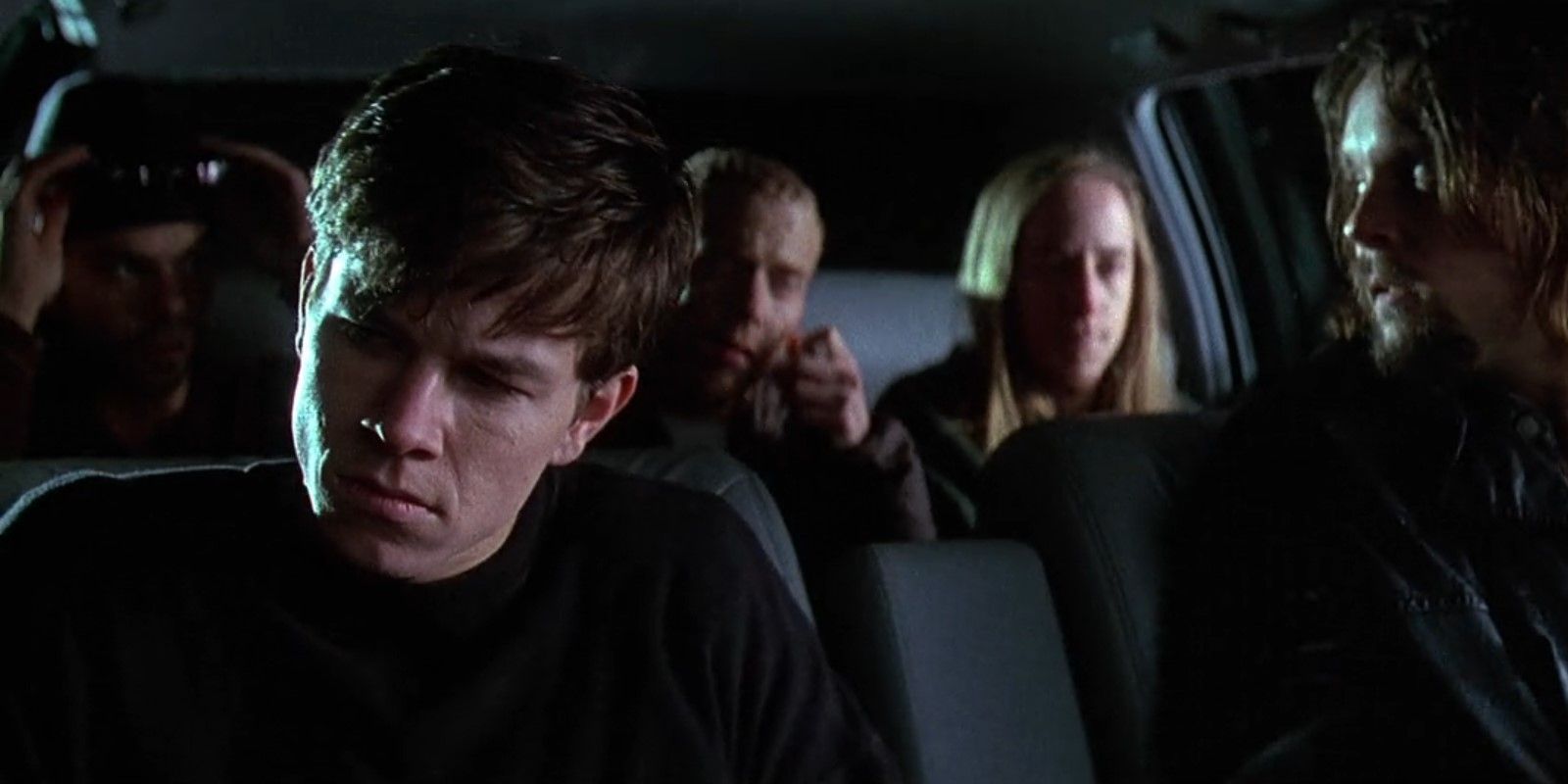 David (Mark Wahlberg) e seus amigos em um carro em frente à casa dos Walker em Fear