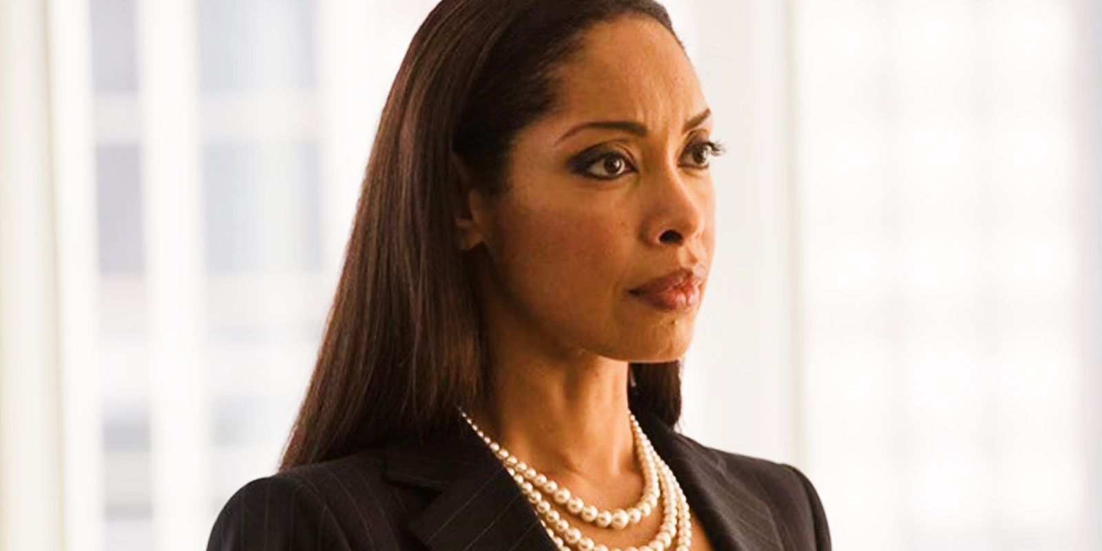 Un primer plano de Gina Torres como Jessica Pearson disfrazada