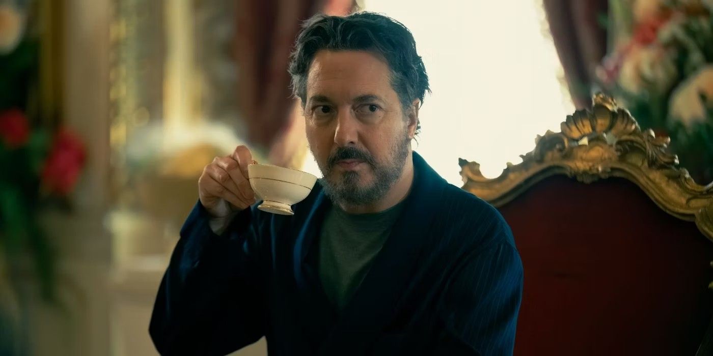 Guillaume Gallienne como Nicky bebendo chá em O Regime