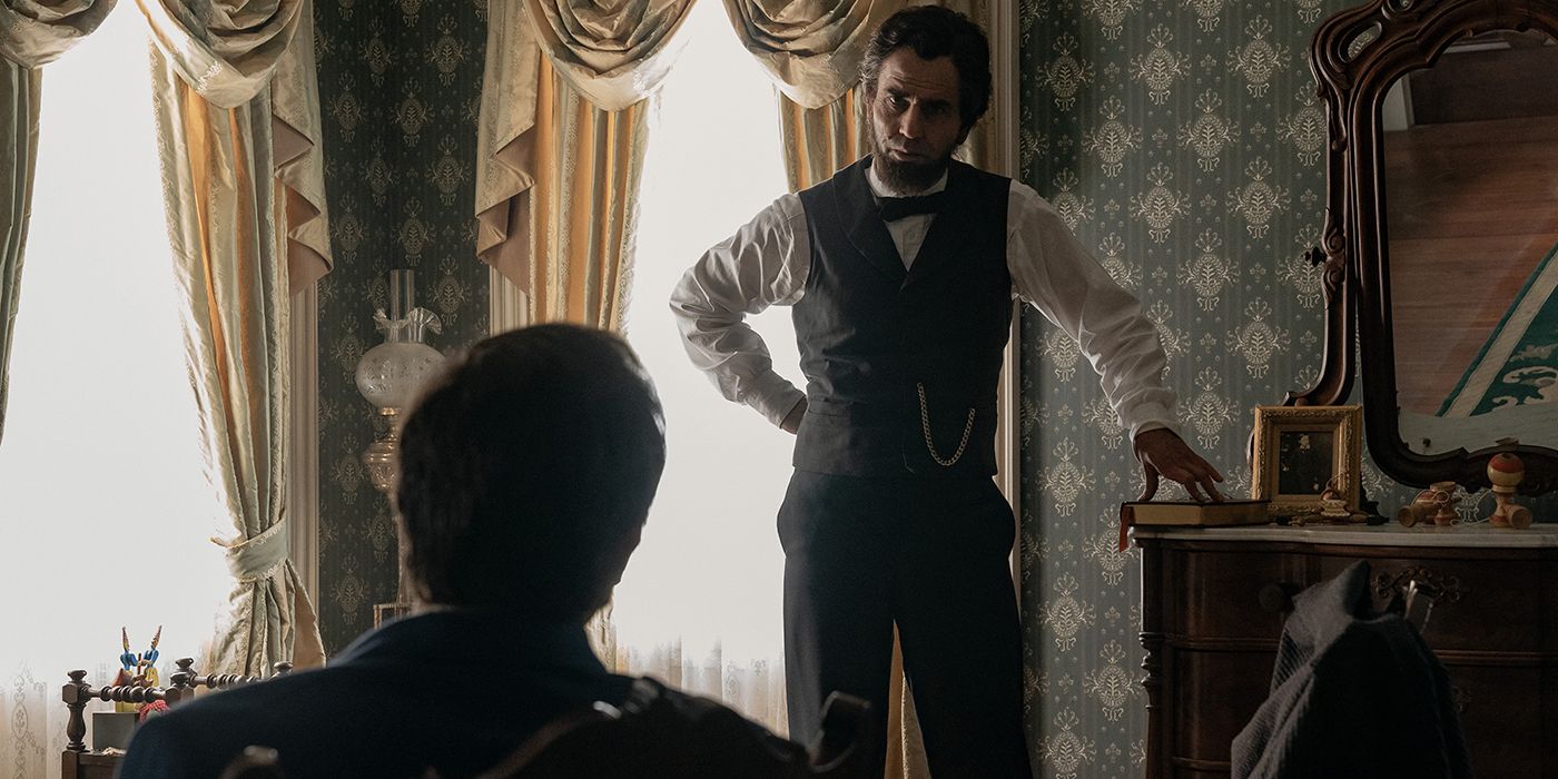 Hamish Linklater as Abraham Lincoln talking to Edwin Stanton in Manhunt