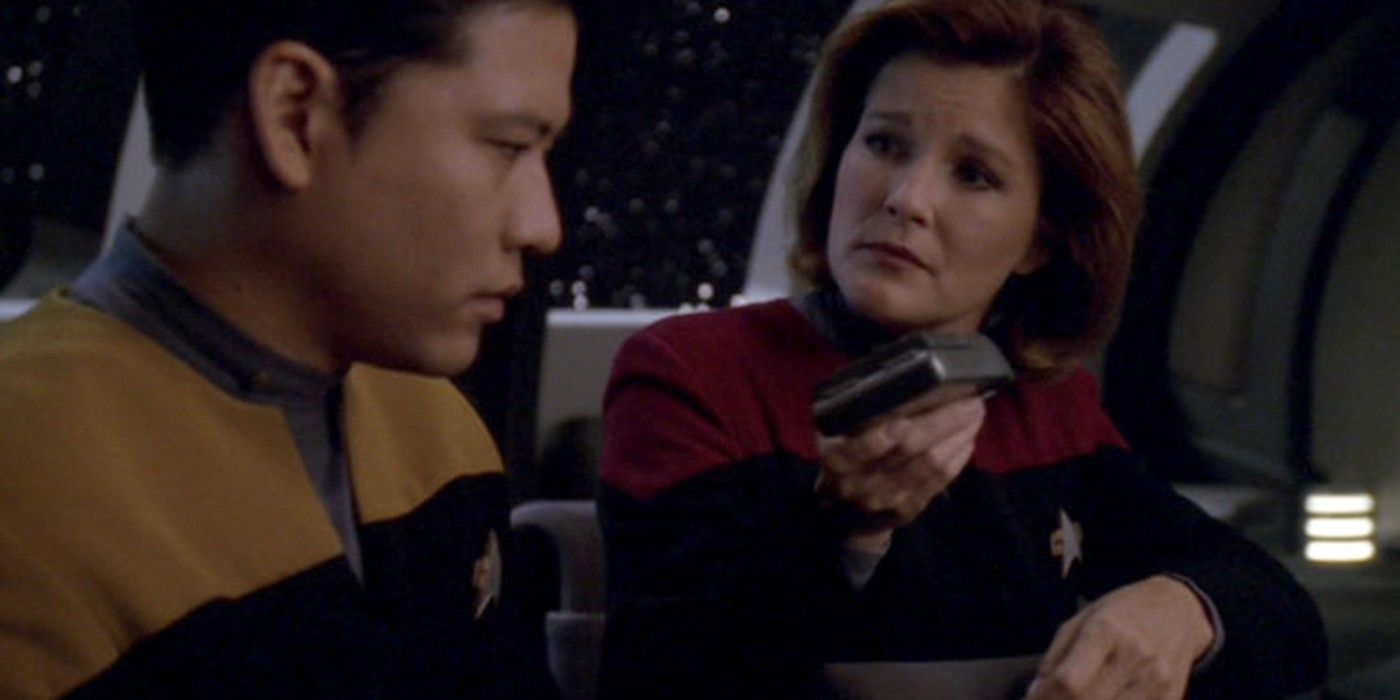 Harry Kim e Janeway conversam no refeitório no episódio Star Trek Voyager Timeless