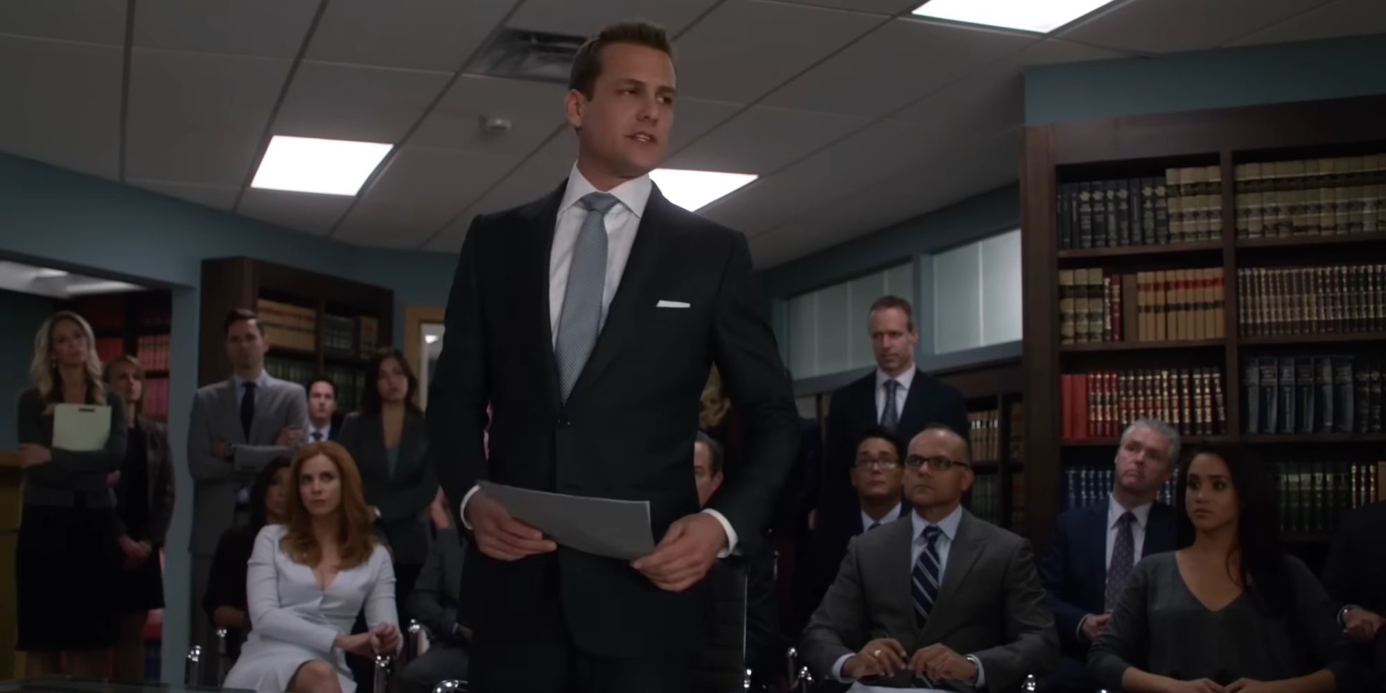 Harvey segurando evidências no episódio da 5ª temporada de Suits, Self Defense