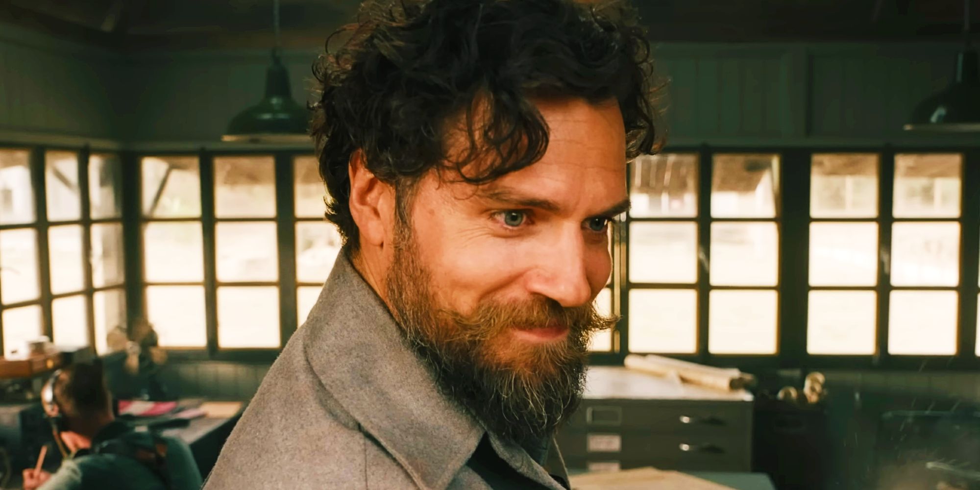 Henry Cavill como Gus sorrindo em O Ministério da Guerra Ungentlemanly