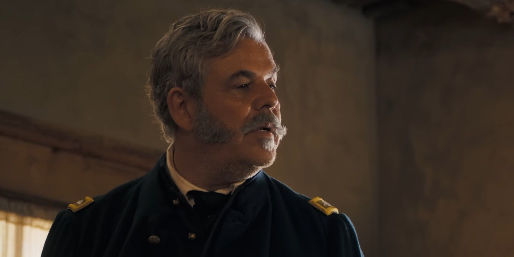 Danny Huston vestindo traje militar da União e ostentando bigode e costeletas no trailer de Horizon: An American Saga - Capítulo 1