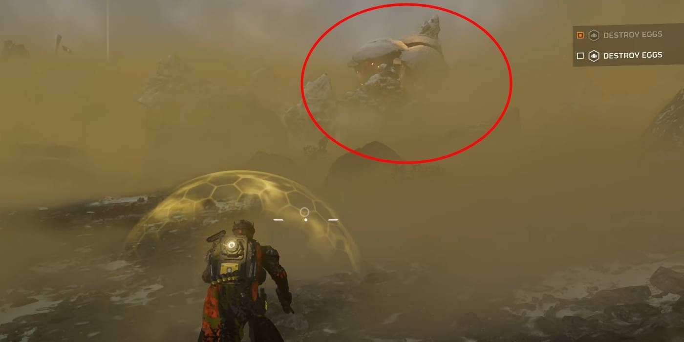 Personagem de Helldivers 2 encontrando uma estrutura de objetivo lateral do Spore Spewer causando densa névoa amarela