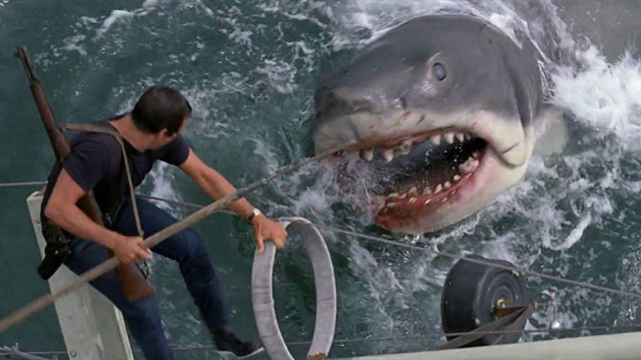 Roy Scheider tenta escapar do tubarão em Tubarão