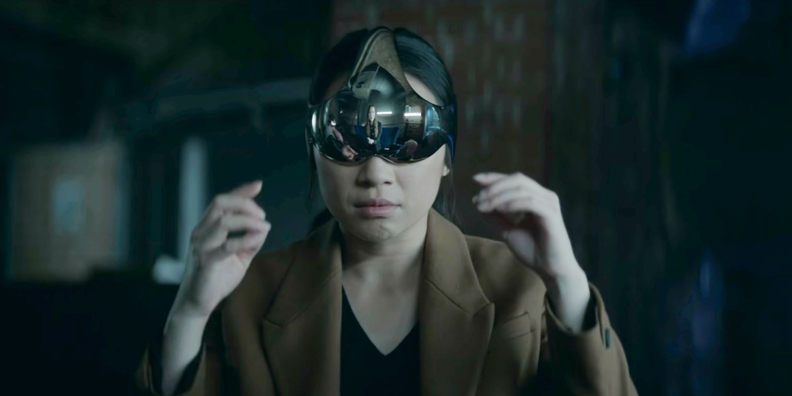 Jess Hong como Jin Sheng com capacete de videogame em 3 Body Problem