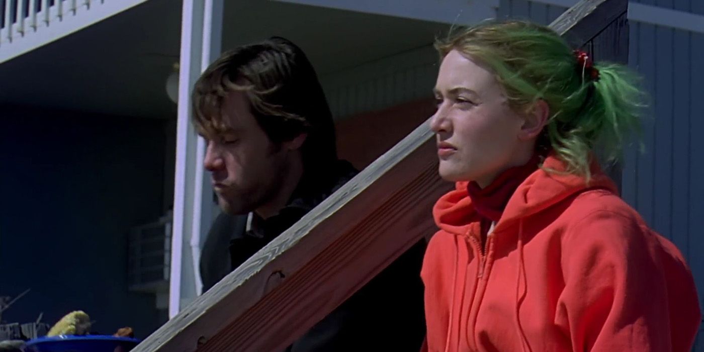 Joel and Clementine sitting on steps in Eternal Sunshine of the Spotless Mind