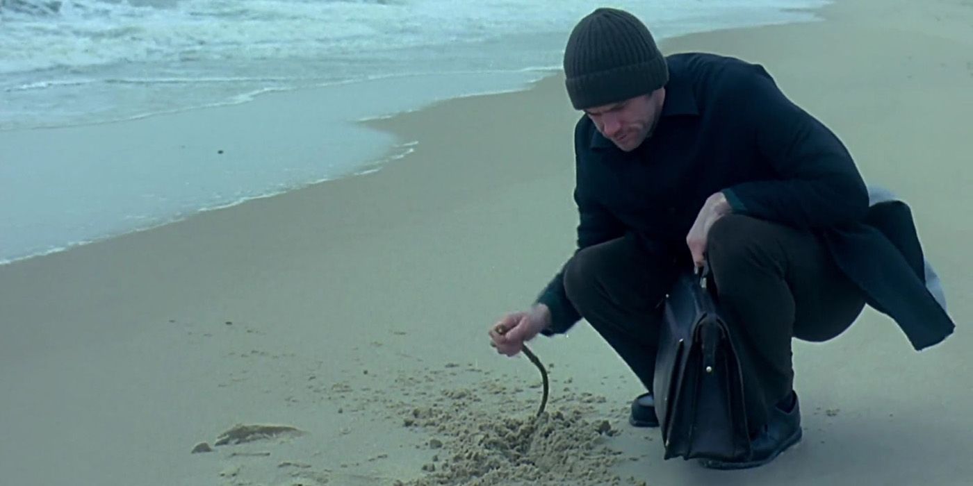 Joel picking up sand in Eternal Sunshine of the Spotless Mind